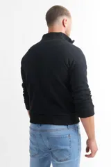 Campera azul marino de polar con cierre frontal, cuello alto y puños y cintura acanalados.