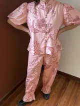 Pantalón relajado de gabardina de algodón, con diseño estampado, elástico en la parte trasera de la cintura y terminación en frunce con volado en los tobillos.