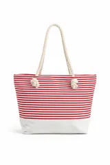 Bolso de playa o tote bag con estampado de rayas horizontales rojas y blancas, y base de tela color crema. Tiene asas de cuerda gruesa color crema.