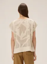 Buzo de punto tejido con hilado de lino, color beige, con silueta relajada, mangas cortas y diseño calado con motivos orgánicos.