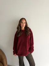 Pantalón tipo oxford de tiro alto con estampado animal print de leopardo, confeccionado en tela de viscosa con caída fluida.