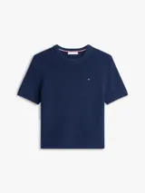 Cardigan de manga corta Tommy Hilfiger confeccionada en algodón orgánico, con cuello redondo y diseño de tejido acanalado. Presenta un pequeño logo bordado en el pecho.