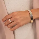 Brazalete tipo esclava de diseño minimalista y superficie lisa, confeccionado en plata 925. Presenta una estructura rígida y abierta, ideal para uso diario.