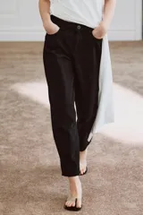Jeans de tiro medio con corte tapered, confeccionados en denim. Presentan diseño de cinco bolsillos, cintura con trabillas y cierre frontal con cremallera y botón.