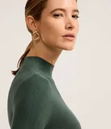 Blusa verde oscuro de viscosa con cuello alto y mangas largas con abertura en el puño.