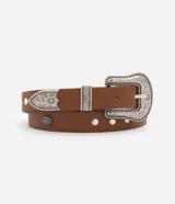 Cinturón de estilo western confeccionado en poliuretano color marrón. Presenta hebilla metálica grande con grabados ornamentales, puntera metálica decorada, pasador con relieve y aplicaciones metálicas circulares a lo largo de la tira.