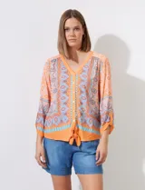 Blusa estampada marca Ruby Rd con escote en V, abertura central con botones y terminación anudada. Mangas tres cuartos regulables con presilla y botón.
