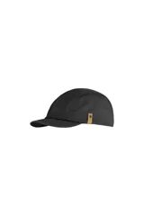 Gorra negra de tela lisa con visera y etiqueta de cuero con logo en el lateral.