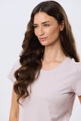 Remera básica de algodón color negro, con cuello redondo y mangas cortas de corte clásico.