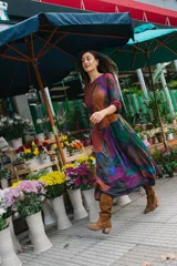 Vestido largo de corte evasé con estampado abstracto en tonos marrón, verde, violeta y azul.