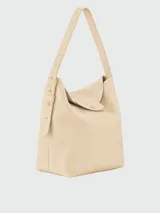 Bolso de hombro grande Longchamp modelo Le Cadence, confeccionado en cuero texturizado color beige con solapa frontal y cierre de botón a presión metálico. Cuenta con asa ajustable y detalles de herrajes dorados.