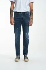 Jean de hombre color azul con efecto gastado y roturas.