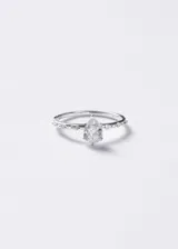 Anillo de plata 925 con diseño minimalista, presenta una piedra de zirconia central en forma de gota y pequeños cristales incrustados a lo largo de los laterales del aro.