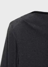 Camiseta de manga larga con cuello barco y diseño entallado al cuerpo.