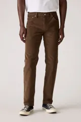 Pantalón de pana color marrón, corte slim fit, con cinco bolsillos y cierre de botón y cremallera.