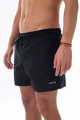 Short de baño negro con cintura elástica ajustable con cordón, bolsillos laterales y logo de la marca en blanco en la pierna izquierda.