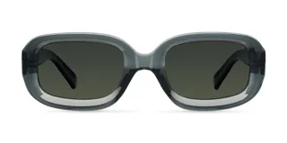 Lentes de sol con armazón gris y lentes negros polarizados.