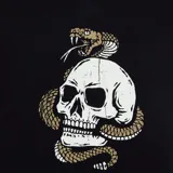 Remera Dickies de manga corta y cuello redondo, color negro, con estampado gráfico de una calavera y serpiente en el pecho.