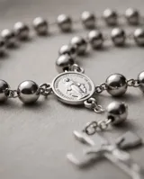 Collar rosario de acero italiano con cuentas esféricas, medalla milagrosa y cruz colgante.
