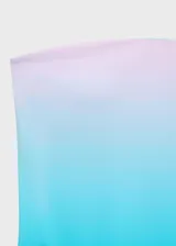Malla enteriza strapless con diseño degradado que transiciona de un tono rosado en la parte superior a un turquesa en la inferior. Posee forro interior y relleno extraíble.