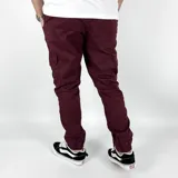 Pantalón cargo color bordó de gabardina con puño en los tobillos y bolsillos laterales.