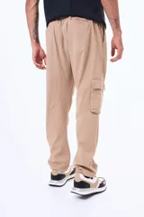 Pantalón cargo de gabardina en color gris, con bolsillos laterales amplios y cintura elástica. Confeccionado en una mezcla de algodón y elastano para mayor comodidad.