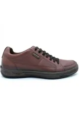 Zapatilla casual para hombre de la marca Pegada, en color marrón, con diseño de cordones, detalles texturizados en los laterales y suela de goma.