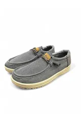 Alpargatas de lona color gris, con suela de goma en tono tostado y cordones elásticos decorativos.