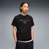 Remera Puma de hombre, color negro, con cuello redondo y mangas cortas. En el frente presenta el estampado gráfico de la marca con el texto "Puma Sportswear" y el logo dentro de un emblema con el año "Est. 1948".