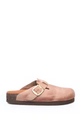 Zueco de cuero color beige con diseño de punta cerrada, ajuste mediante hebilla metálica dorada en el empeine y suela de corcho con base de goma.