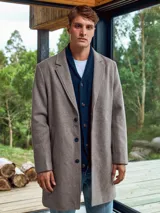 Tapado largo color gris topo, con cuello tipo spread y cierre de botones.