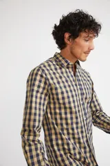 Camisa de manga larga con cuello clásico y cierre frontal abotonado. Presenta un estampado de cuadros en tonos azul marino y rojo. Confeccionada en algodón, cuenta con un corte slim fit y logo bordado en el pecho.