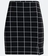 Pollera corta ajustada de jacquard con estampado de cuadros tipo grid y pequeña abertura lateral en el ruedo.