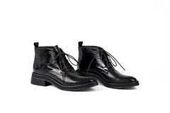 Botines acordonados de cuero vacuno negro, con taco de madera de 4cm y entre suela de goma de 1,5cm.