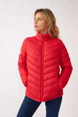 Campera puffer color rojo con cuello alto, cierre frontal completo y diseño acolchado con costuras horizontales en forma de V.