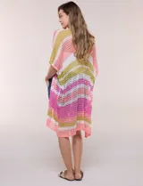 Kimono Do Everything In Love de tejido calado con diseño de rayas horizontales en tonos rosado, verde militar, blanco y salmón. Presenta mangas cortas holgadas y largo midi.