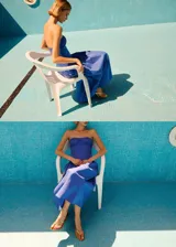Vestido midi azul sin tirantes, con escote palabra de honor fruncido en el pecho, corte ajustado en el torso y falda amplia de corte evasé.
