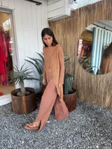 Blusa larga cruzada de tejido de punto con hilado italiano, mangas largas caladas, lurex y viscosa.