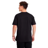 Remera de manga corta con cuello redondo, color negro, con el logo de la marca CAT estampado en el pecho en color blanco y amarillo.