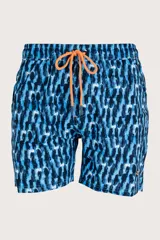 Short de baño con estampado abstracto en tonos azules y cordón ajustable naranja.