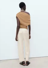 Pantalón recto de lino color beige, con cintura elástica y cordón ajustable.
