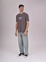 Remera gris con estampado frontal de la palabra "Tokyo" en letras mayúsculas blancas.