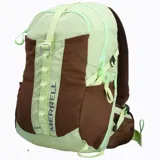 Mochila de senderismo Merrell Crest Daypack con capacidad de 22 litros, en combinación de colores verde claro y marrón. Cuenta con diseño ergonómico, respaldo acolchado, bolsillos laterales para botellas, cinta frontal daisy chain y correas ajustables con silbato de emergencia.