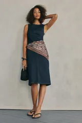 Vestido midi de denim azul oscuro, sin mangas, con cuello redondo y costuras pespunteadas a contratono al frente.