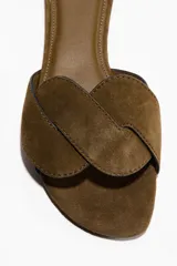 Sandalias planas de gamuza color marrón con tiras anchas cruzadas y puntera cuadrada.