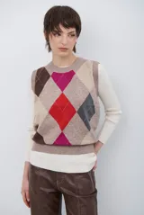 Chaleco de punto con diseño de rombos en tonos beige, marrón y gris. Presenta cuello redondo y corte ajustado a la cintura.