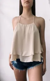 Blusa roja con espalda descubierta y tirantes finos.