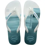 Ojotas Havaianas con base blanca y celeste con diseño de olas, tiras blancas con diseño en relieve y logo de la marca en la base.