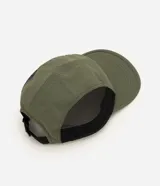 Gorra Renner confeccionada en poliamida verde con visera curva, parche frontal bordado con la palabra "soul" y paneles laterales y traseros de malla negra respirable.