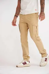 Pantalón cargo azul marino de corte recto con múltiples bolsillos y cierre de botón y cremallera.